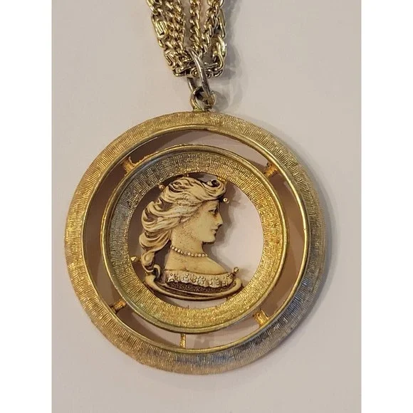 Rare Vintage Large Cameo Encircled Gold Diamond Cut Finish Multi Chain Necklace - Picture 3 of 9